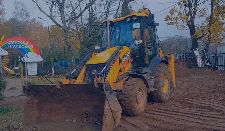 Выравнивание участка с помощью экскаватора Выравнивание участка с помощью экскаватора